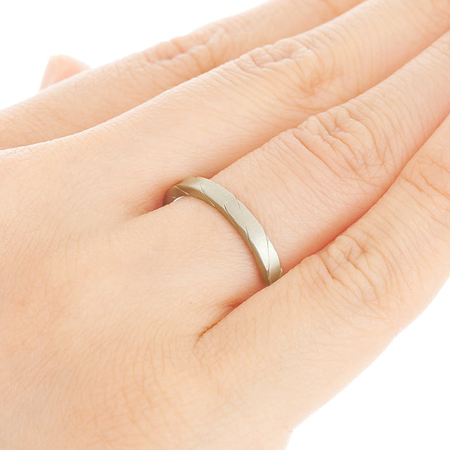 “threads”<br> Ring, Medium<br>リング M<br>（713A）